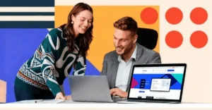 Checklist para criar um site: O que você precisa antes de criar um site 1 Pessoas colaborando em ambiente de trabalho fazendo checklist para criar um site